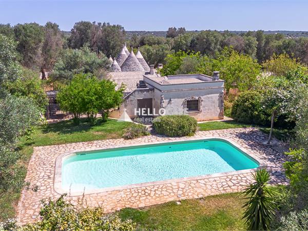 Trulli con piscina e dependance nella Valle d’Itria – autentico fascino pugliese