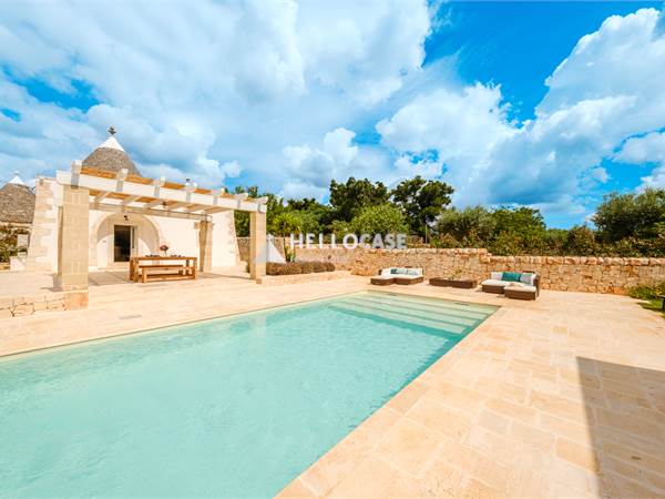 Prestigioso complesso di trulli ristrutturati con piscina privata nel cuore della Valle d'Itria