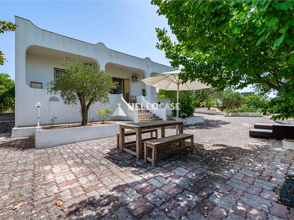 Villino ristrutturato con trullo, terreno e possibilità di piscina!